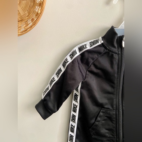 ✔️Nike✔️ Infant Baby Gender Neutral Black Zip Up Bodysuit 6M - Picture 6 of 8